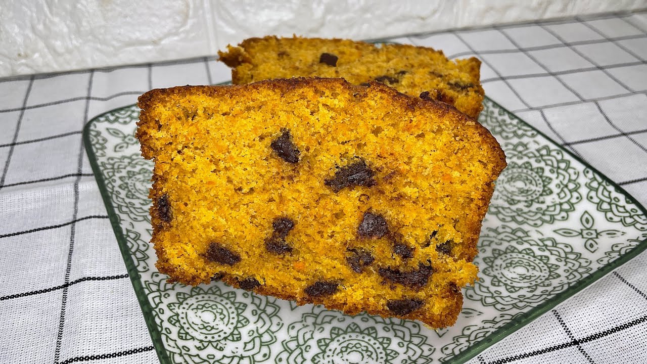 Bizcocho de zanahoria con pepitas de chocolate fácil y jugoso