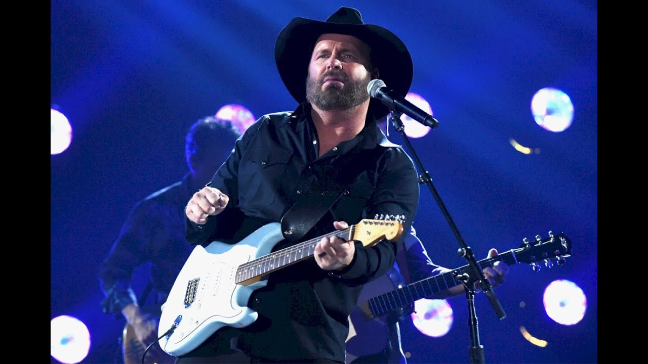 Garth Brooks withdraws from CMA top prize because of tweet