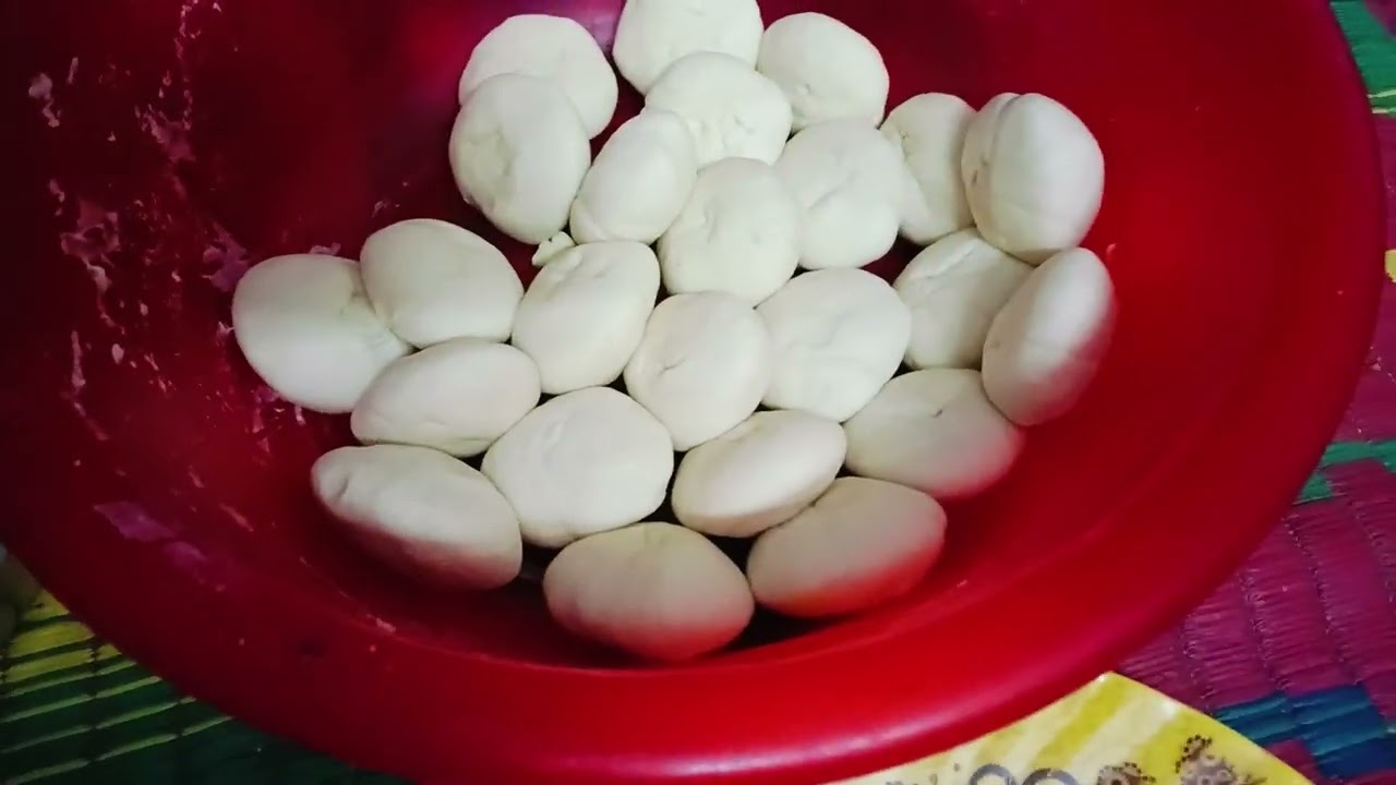 মটরশুঁটির কচুরি আর আলুর দম রান্না করলাম।
