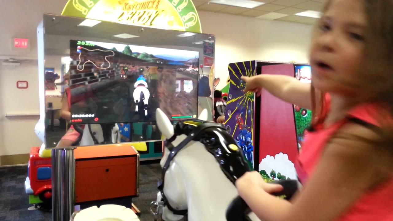 Лилли играет в игру KEN CHUCK E DERBY в игровом зале Chuck E. Cheese Arcade, Вирджиния-Бич, Вирдж...