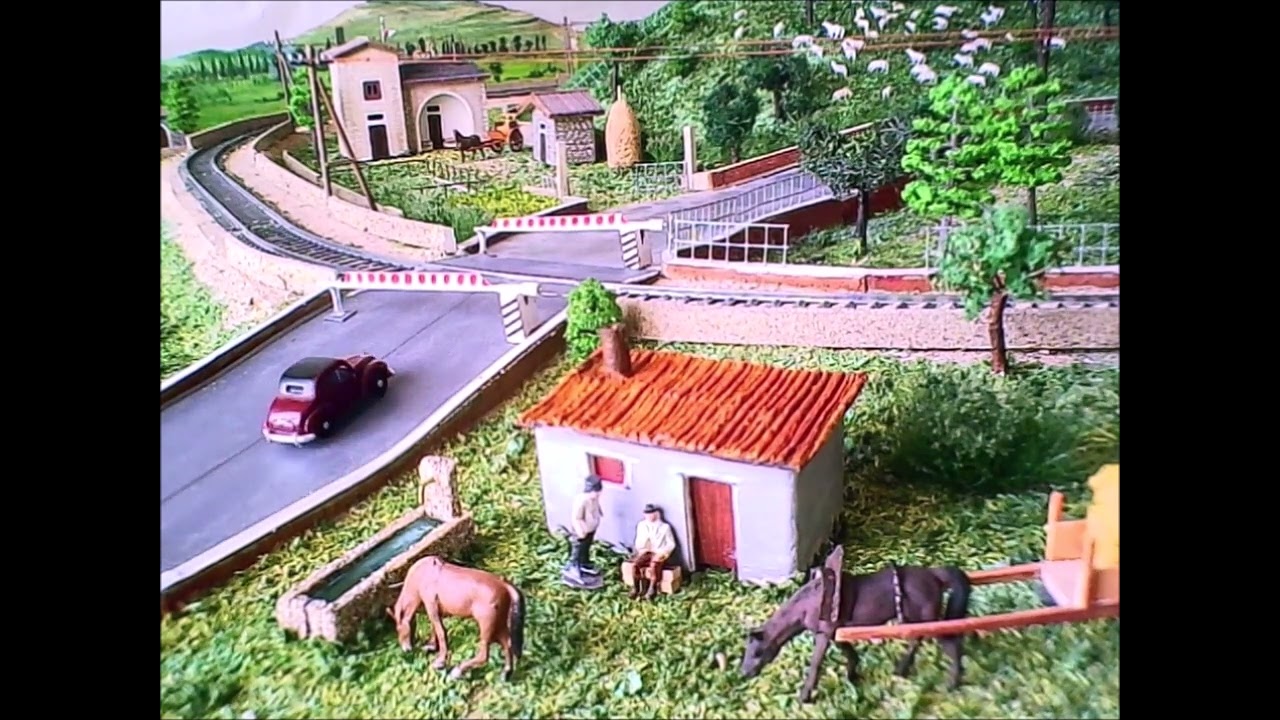 STAZIONE FERROVIARIA DI VENOSA CON ARRIVI E PARTENZE