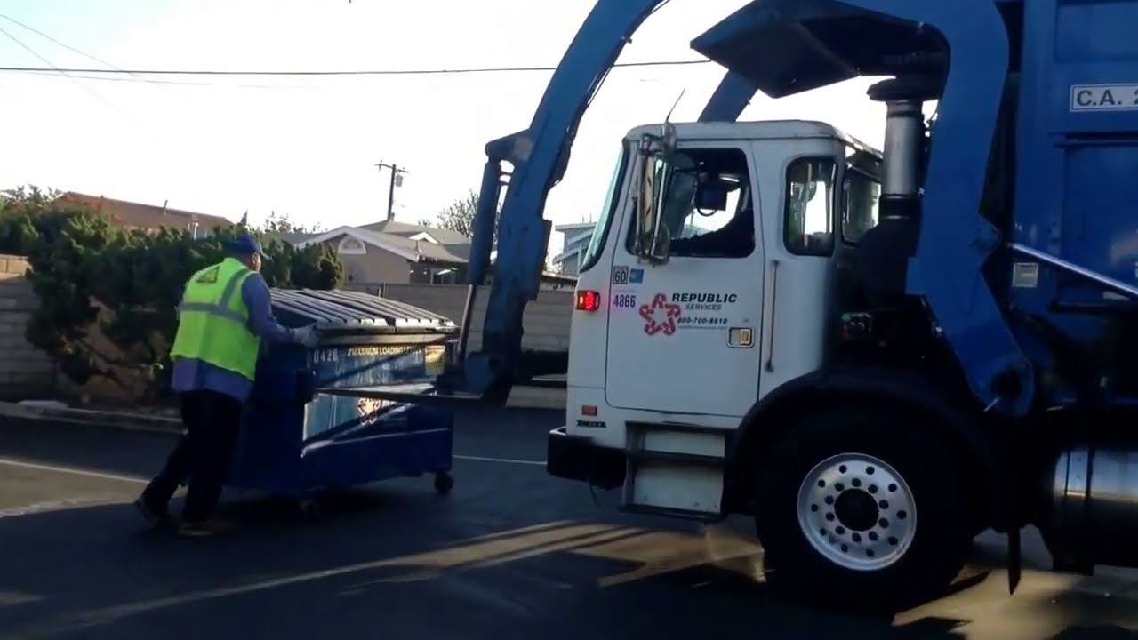 Republic Services LNG Autocar ACX McNeilus Front Loader 2481