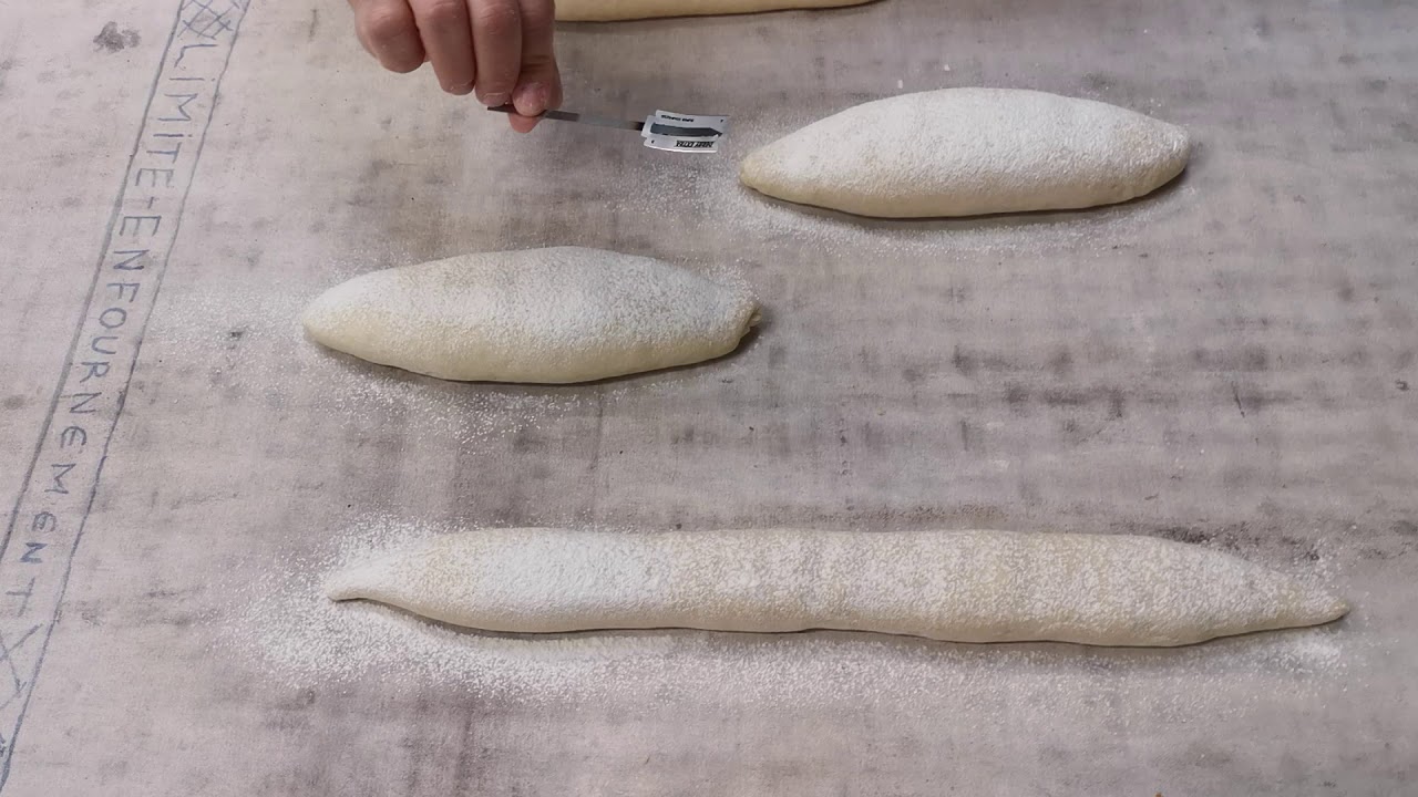 Présentation de certaines lames à scarifier le pain et différents coups de lame