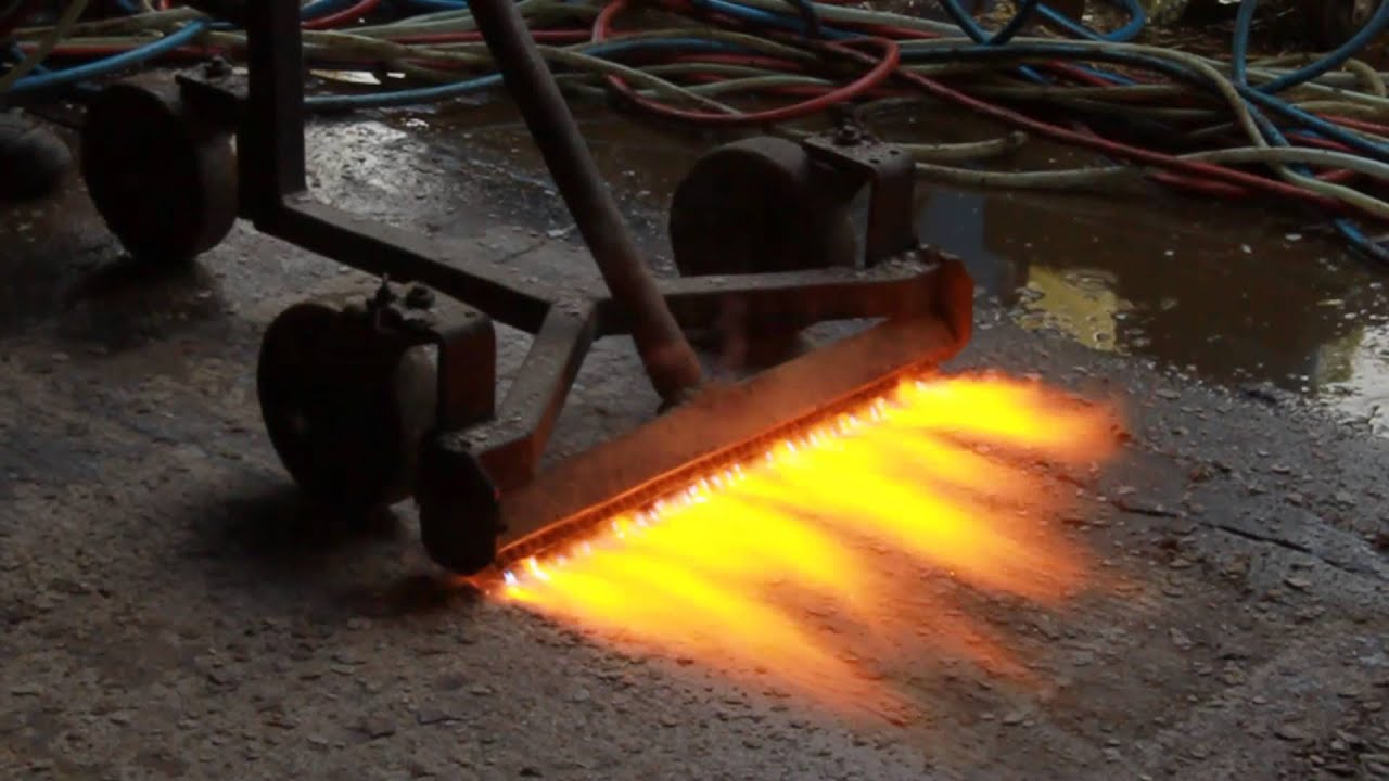 Laufstall: Betonreinigung mit 3000 °C heißen Flammen