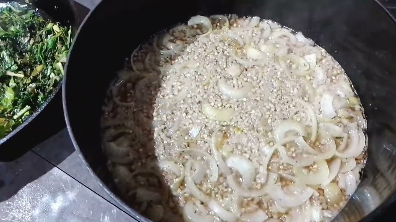 Buchweizenpfanne mit Meldesprossen und Wildkräutern