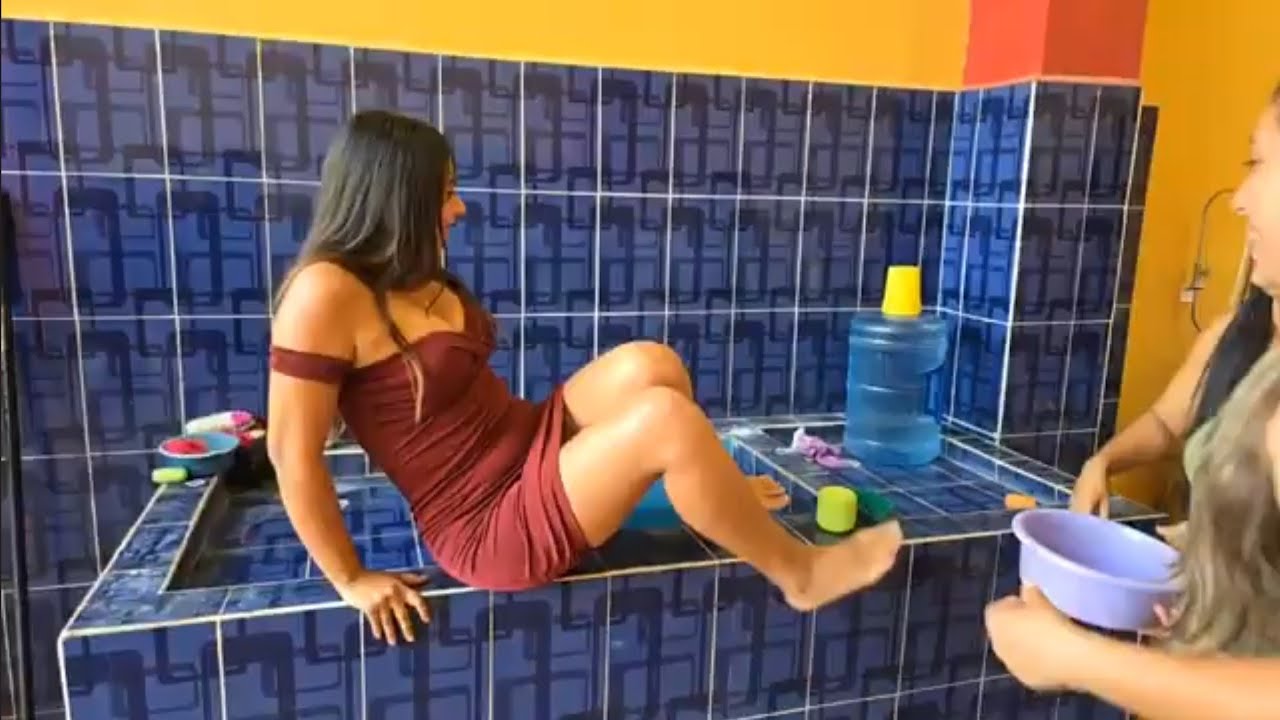 Delmi cumple un reto en vivo.