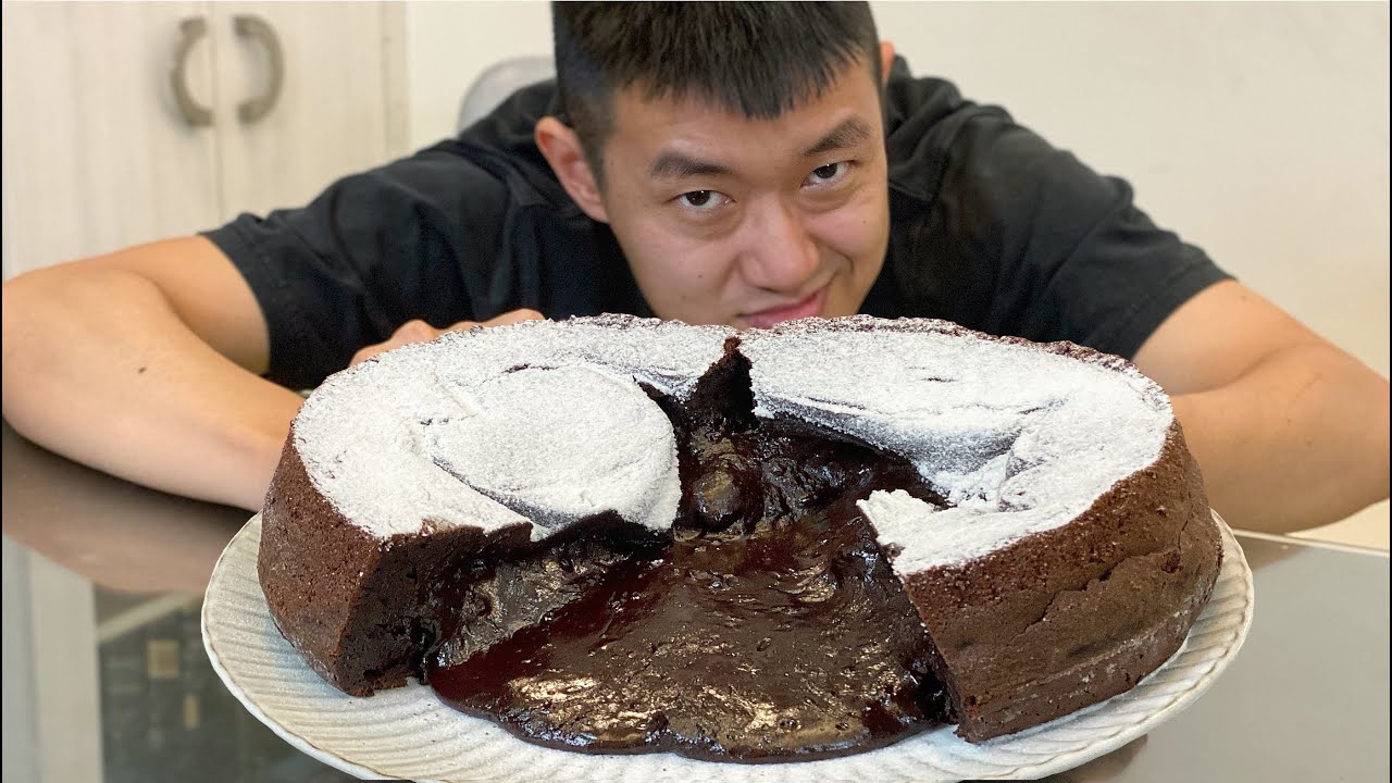 製作超大熔岩巧克力蛋糕！Make an oversized lava chocolate cake!