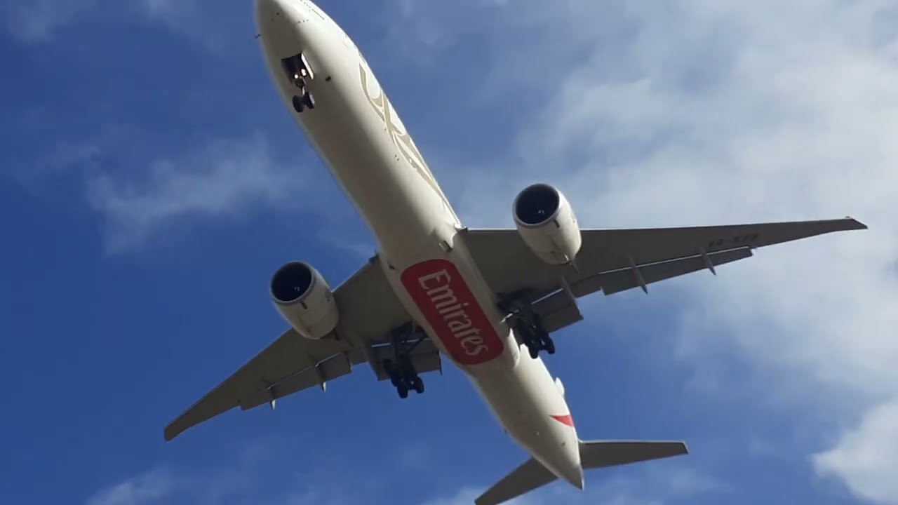 Boeing 777 landing DXB-BUD
