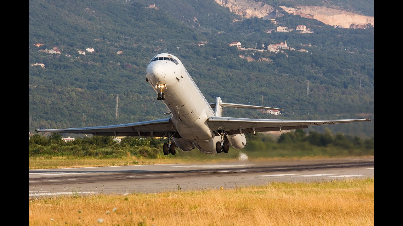 McDonnell Douglas MD-83 Pilot waving at me using reverse thrust - Unique! Tivat Airport