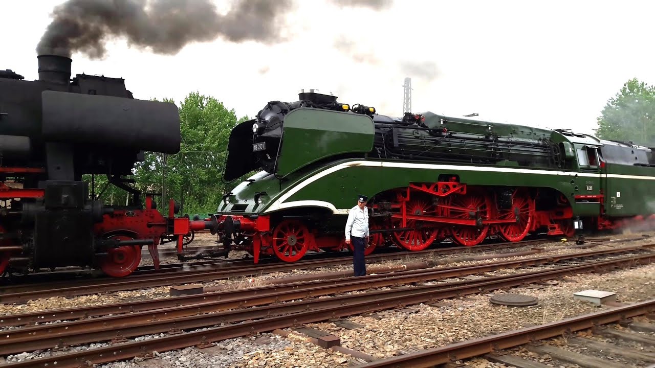 Die Legende 18 201 unter Dampf. Der grüne Renner wird angeheizt. Wagt einen Blick in den Ölbrenner!