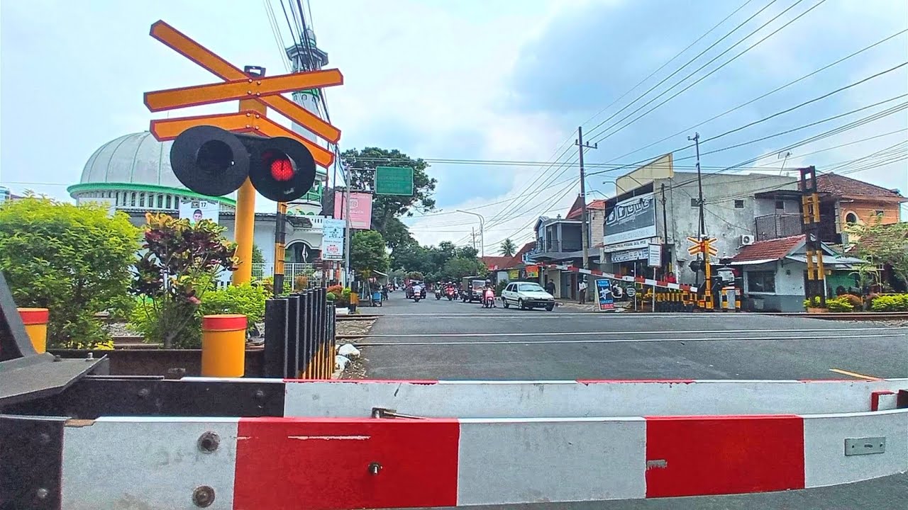 Unik ❗Perlintasan KA Stasiun Kepanjen, Malang, Jawa Timur