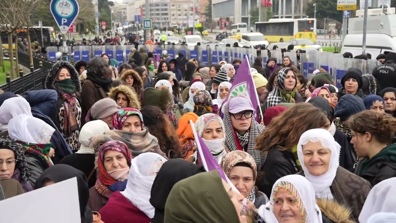 Kadına yönelik şiddete, yoksulluğa ve militarizme karşı kadın dayanışmasıyla sesimizi yükseltiyoruz.