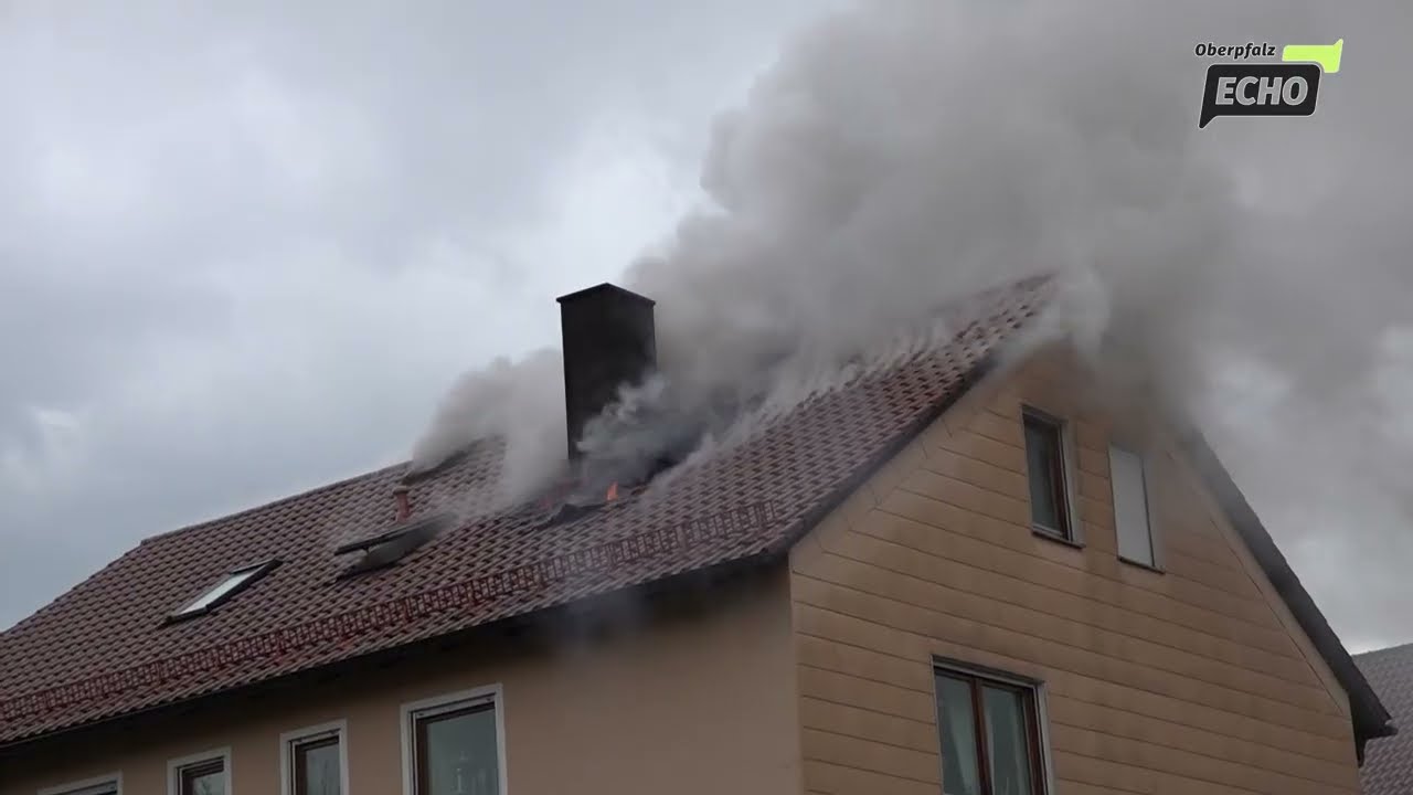 Blitz schlägt in Dach ein: Dachstuhl in Grafenwöhr steht in Flammen - Feuerwehr im Einsatz
