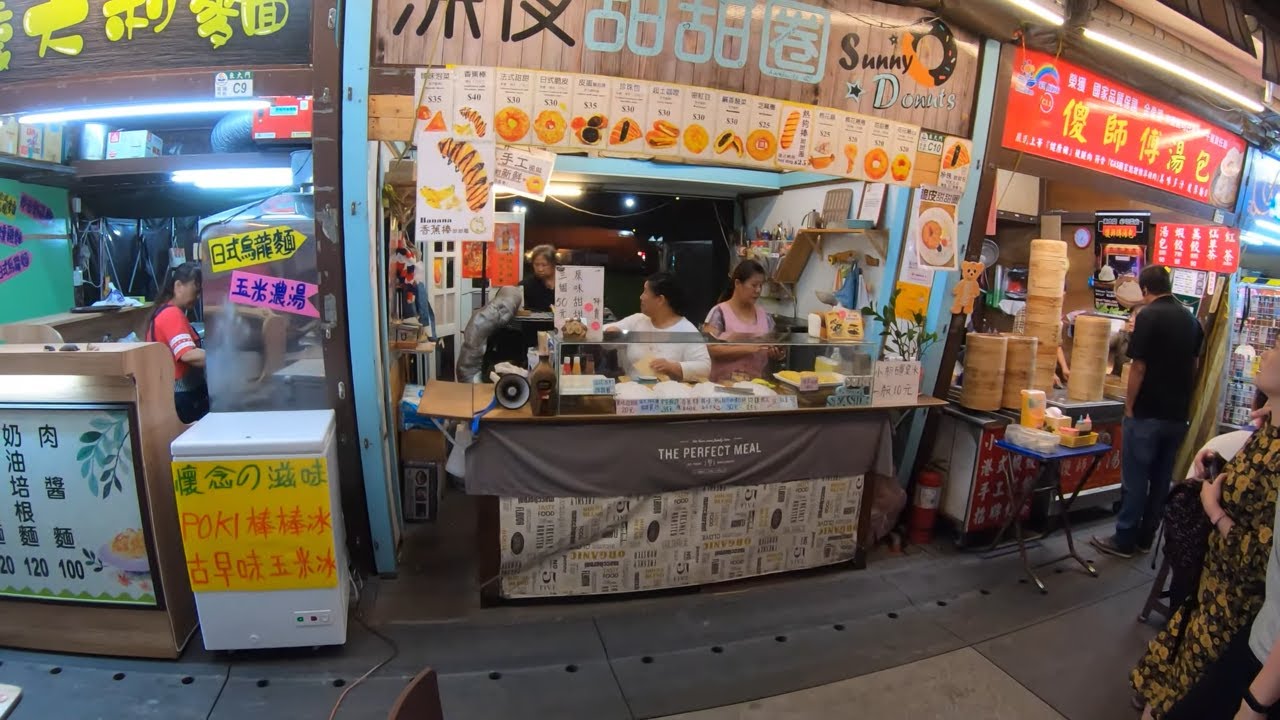 ⁴ᴷ⁶⁰ Walking Dongdamen Night Market in Hualien, Taiwan | 花蓮-東大門夜市 (December 26, 2019)
