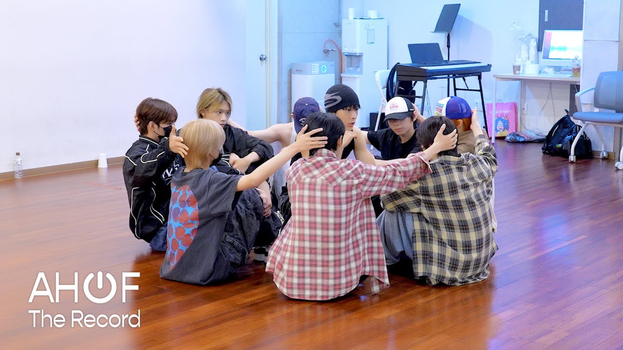 💙💚❤️ 연습 비하인드 낋여왔다네요 | ‘파랑 학교, 초록 잔디, 빨간 운동화’ Dance Practice Behind | AHOF The Record EP.18