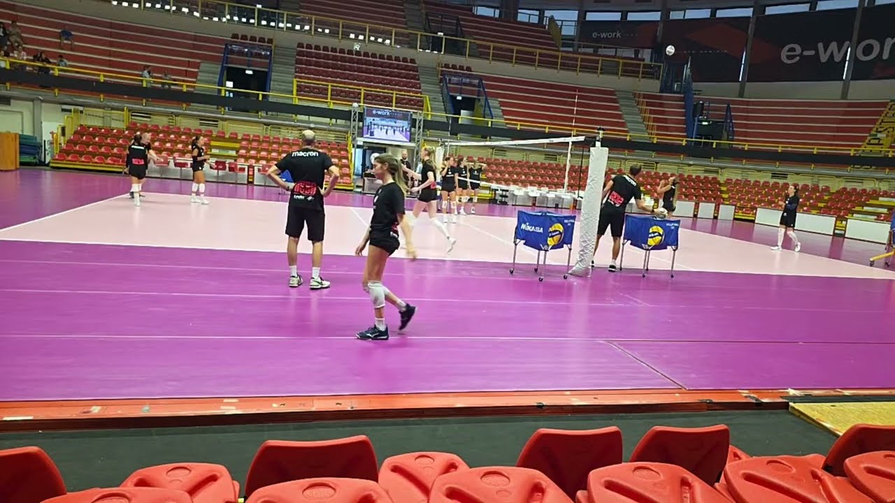Volley, il femminile. #Uyba #Busto #Arsizio. Un allenamento di Enrico #Barbolini. Valentina #Diouf
