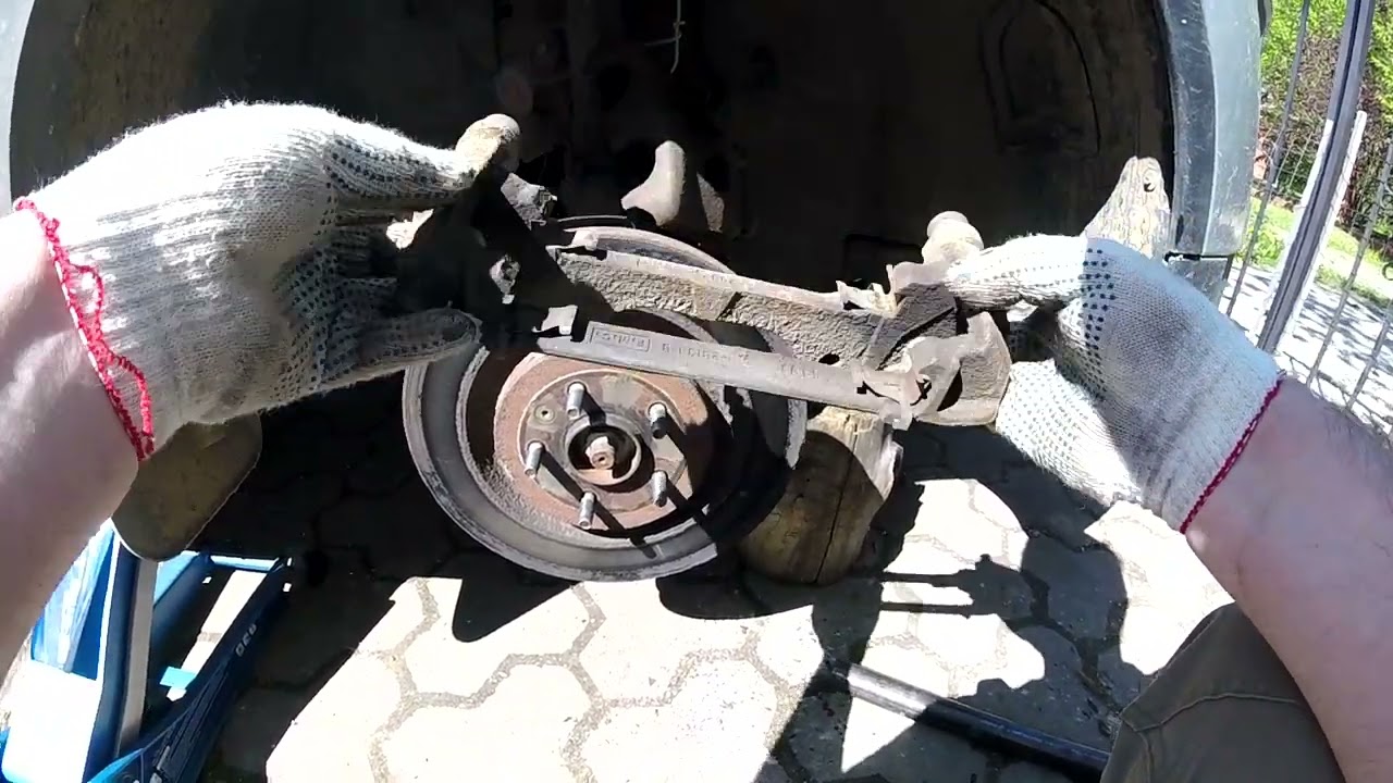 Ford Explorer V. Замена передних тормозных дисков и колодок.