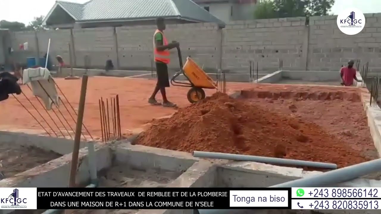 ETAT D'AVANCEMENT DES TRAVAUX D'UNE FONDATION : REMBLAIS ET PLOMBERIE.