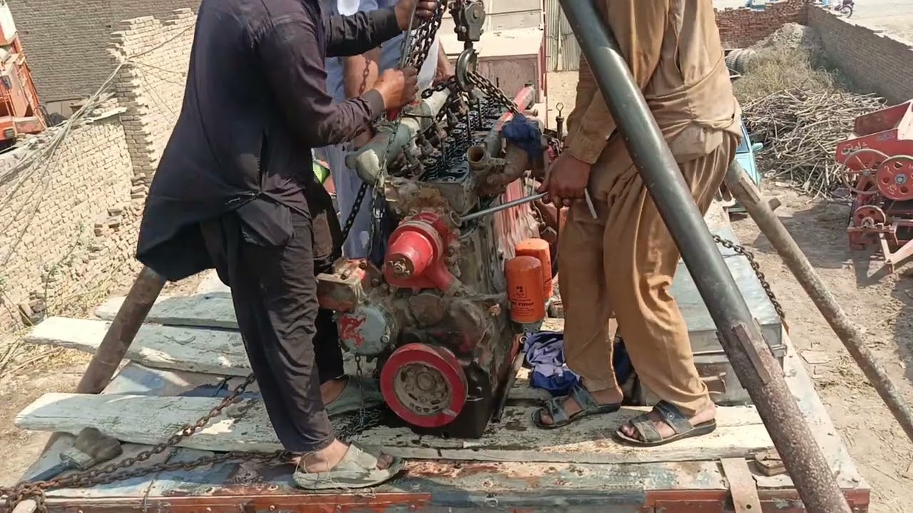 انجن کا ہیڈ چین کوپی کے ساتھ اتار رہے ہیں