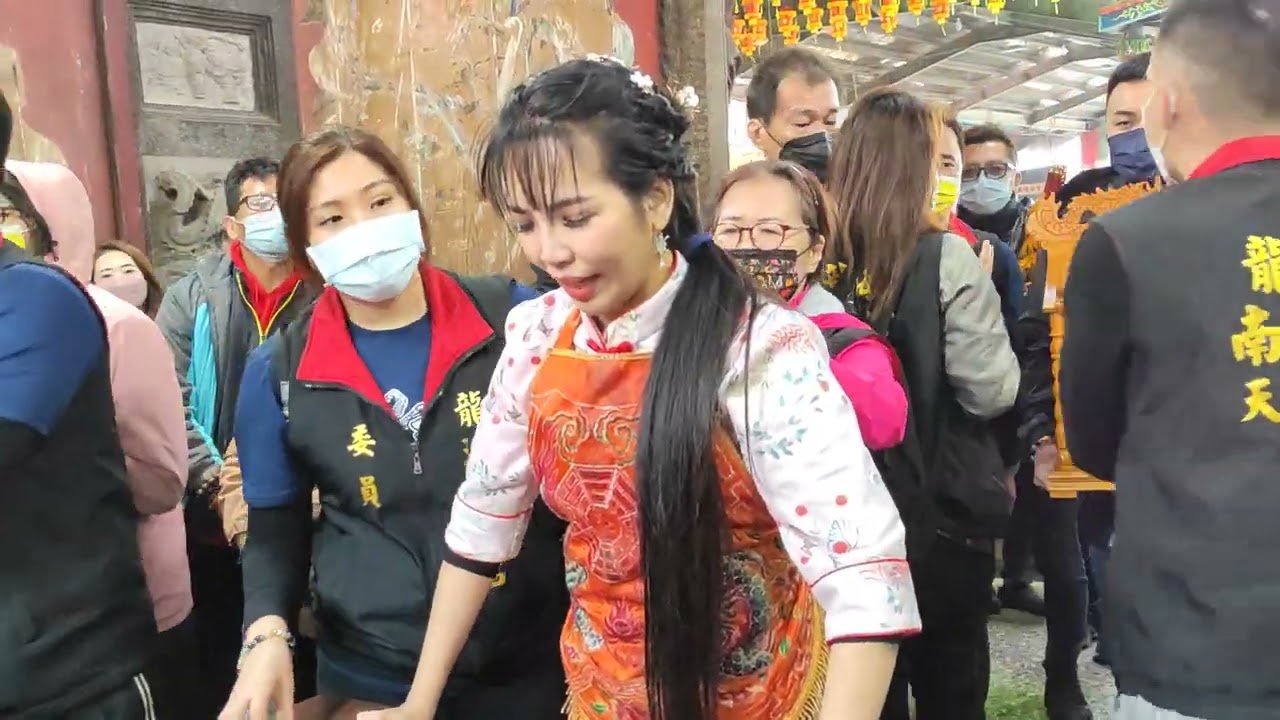 漂亮女乩天上聖母氣質優雅進殿跪拜參禮-笨港口港口宮進香團（仁武龍海南天宮天上聖母）