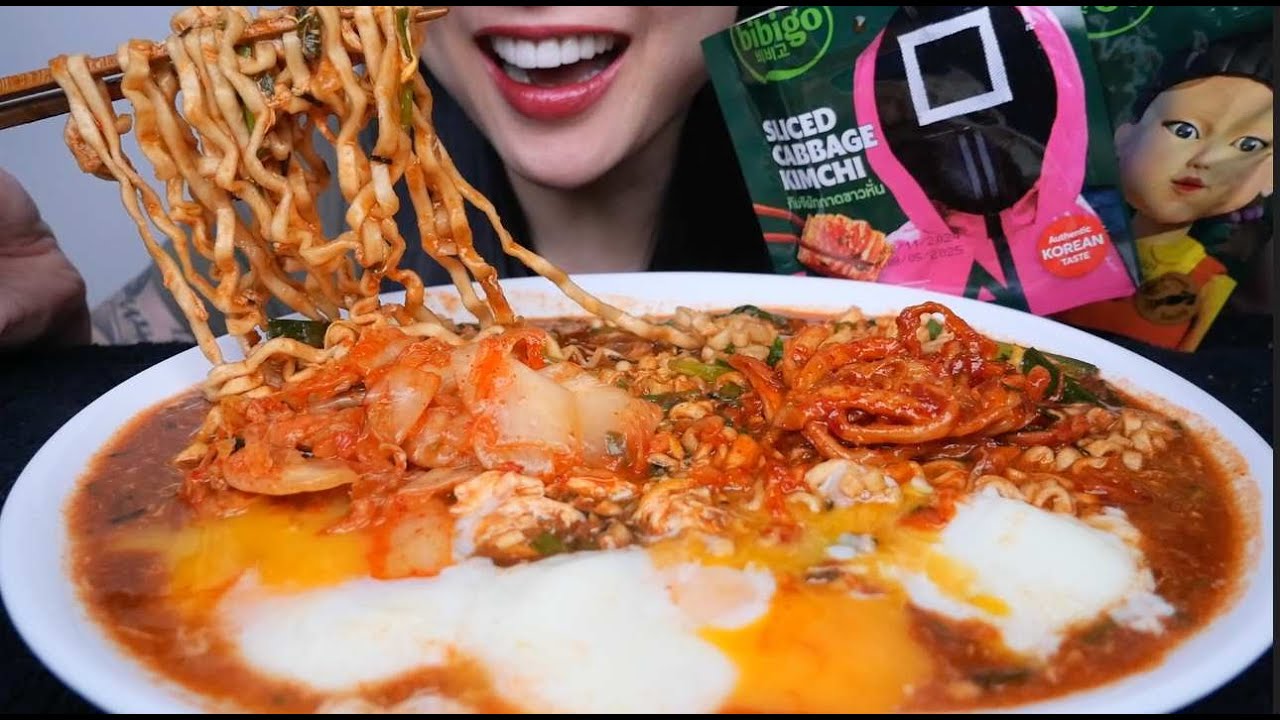 Острая лапша самьян + кимчи из кальмаров и дичи (ASMR-звуки поедания) лёгкий шёпот | SAS-ASMR