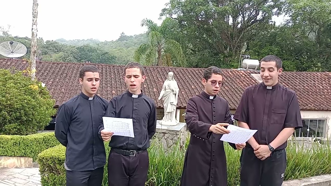 Seminaristas cantando 