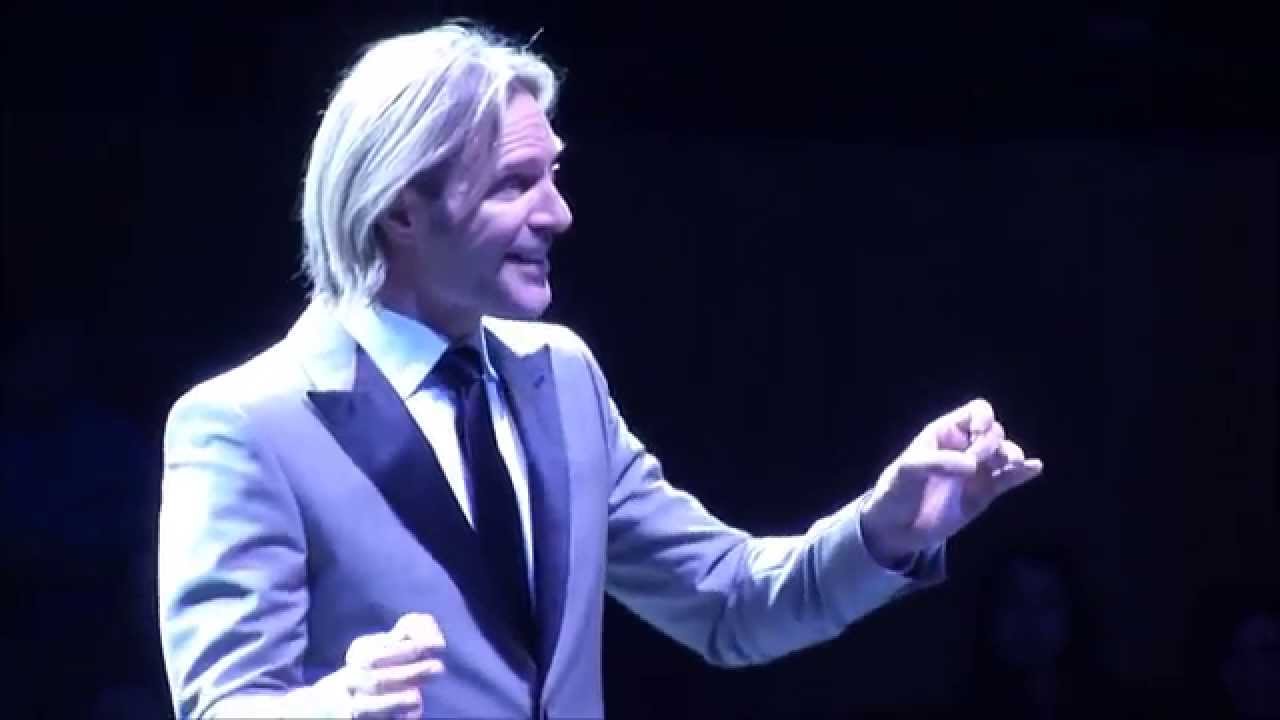 Eric Whitacre conducts 