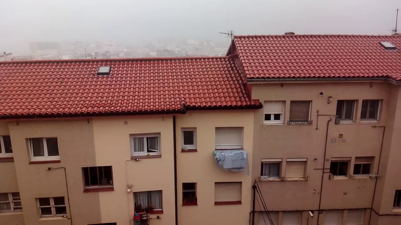 Lluvia sobre un barrio enmohecido