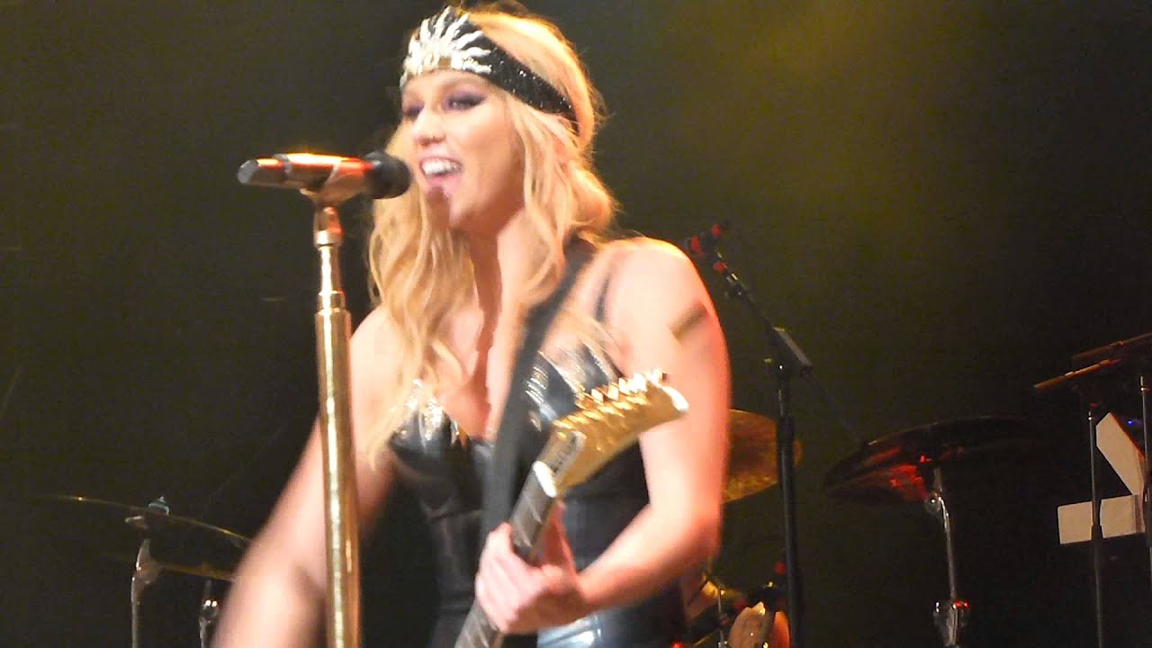 Kesha - Blah blah blah - LIVE PARIS 2013