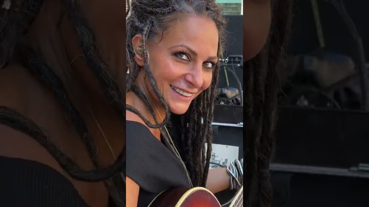 Raquel Romeo canta a Piazza Bologni a Palermo
