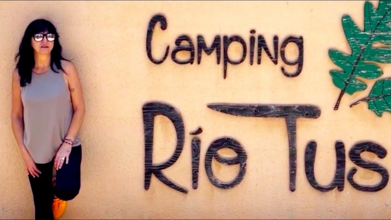 “Camping Río Tus: cruzando el río descalzos en plena naturaleza 😂🌿”