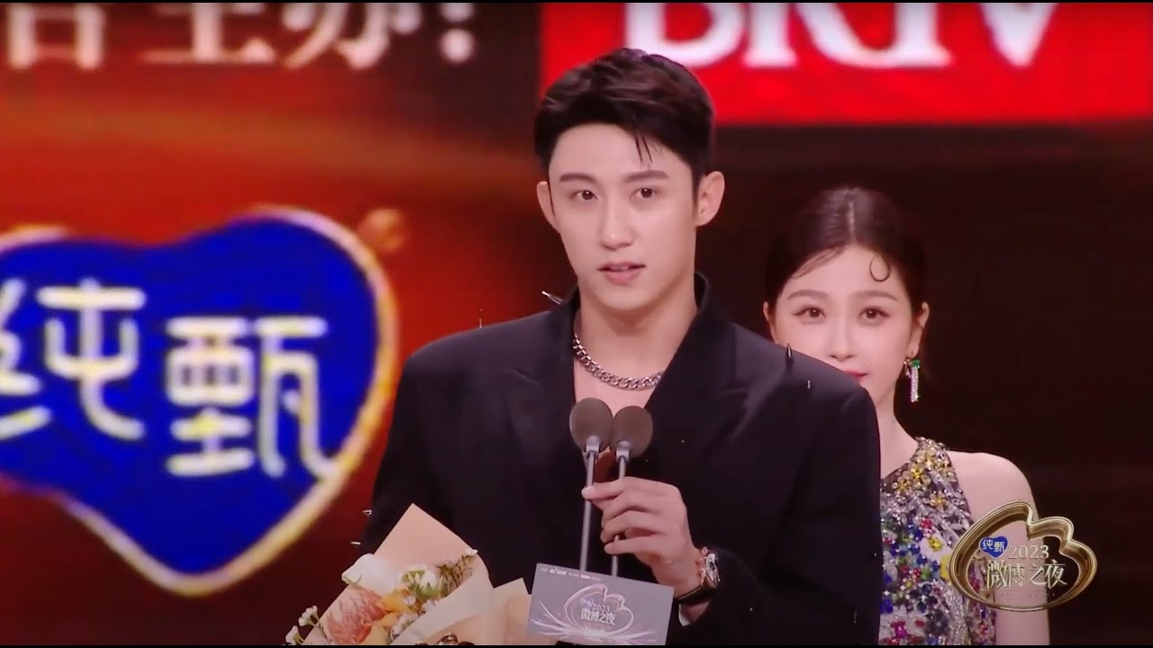 Johnny Huang Jingyu winning award on the same date in last year｜去年今日黄景瑜荣获微博年度热度演员 微博之夜 20240113
