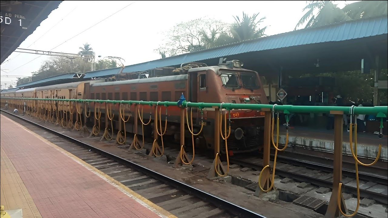 12717 - VISAKHAPATNAM - VIJAYAWADA RATNACHAL SF EXP LAST ICF ARRIVAL AND DEPARTURE AT RAJAHMUNDRY