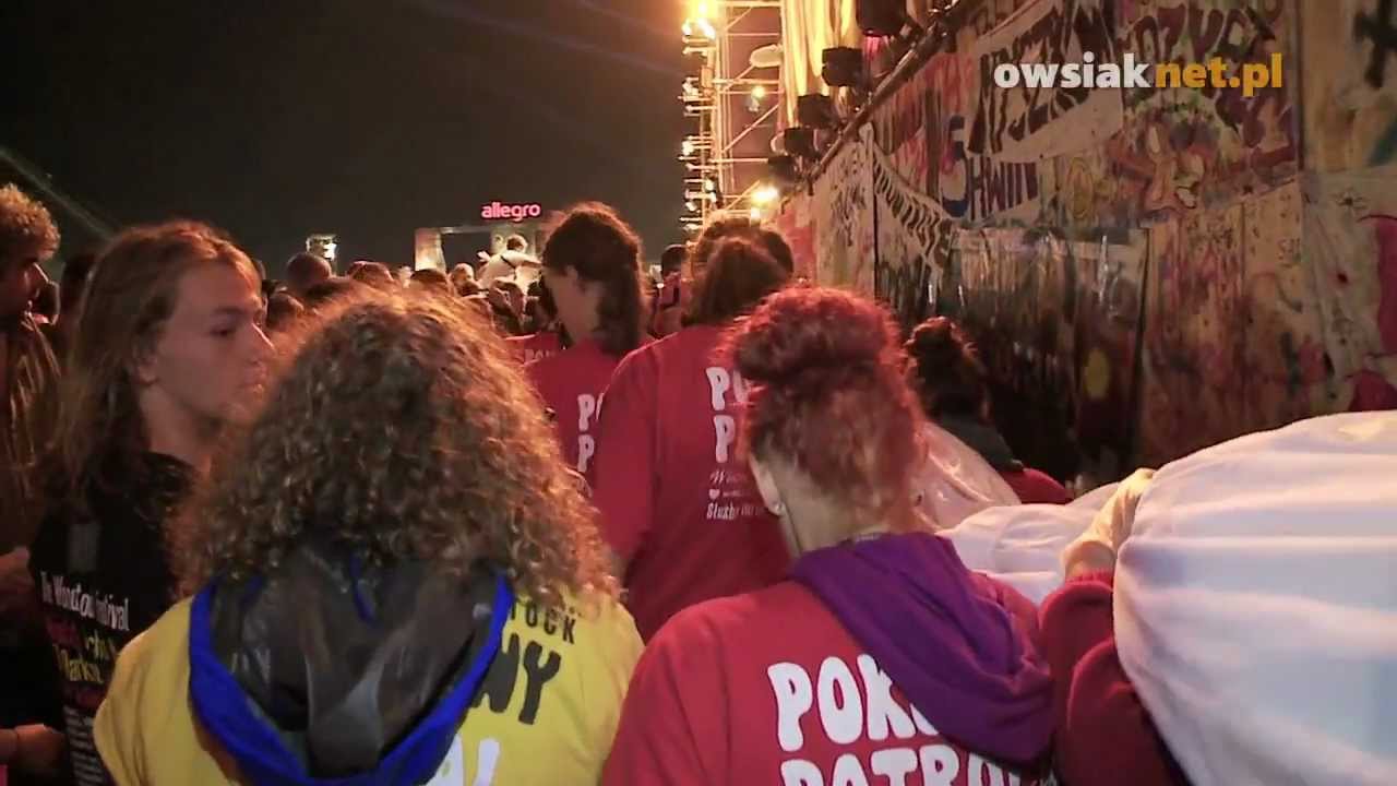 Pokojowy Patrol - akcja rozwinięcia flagi na koncercie zespołu Sabaton - Woodstock 2012
