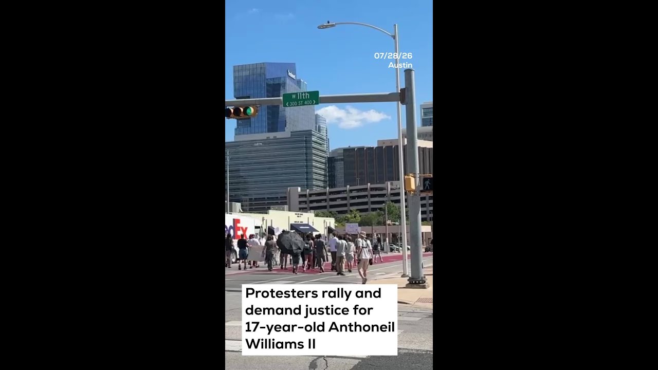 Протестующие вышли на митинг, требуя правосудия из-за убийства подростка полицейскими APD