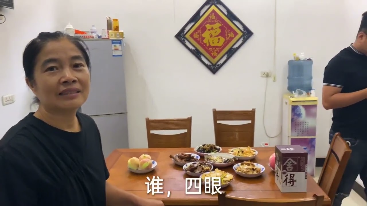 一大家吃中秋团圆饭，四眼鬼哥喝起了白酒，公公看的眼都馋了