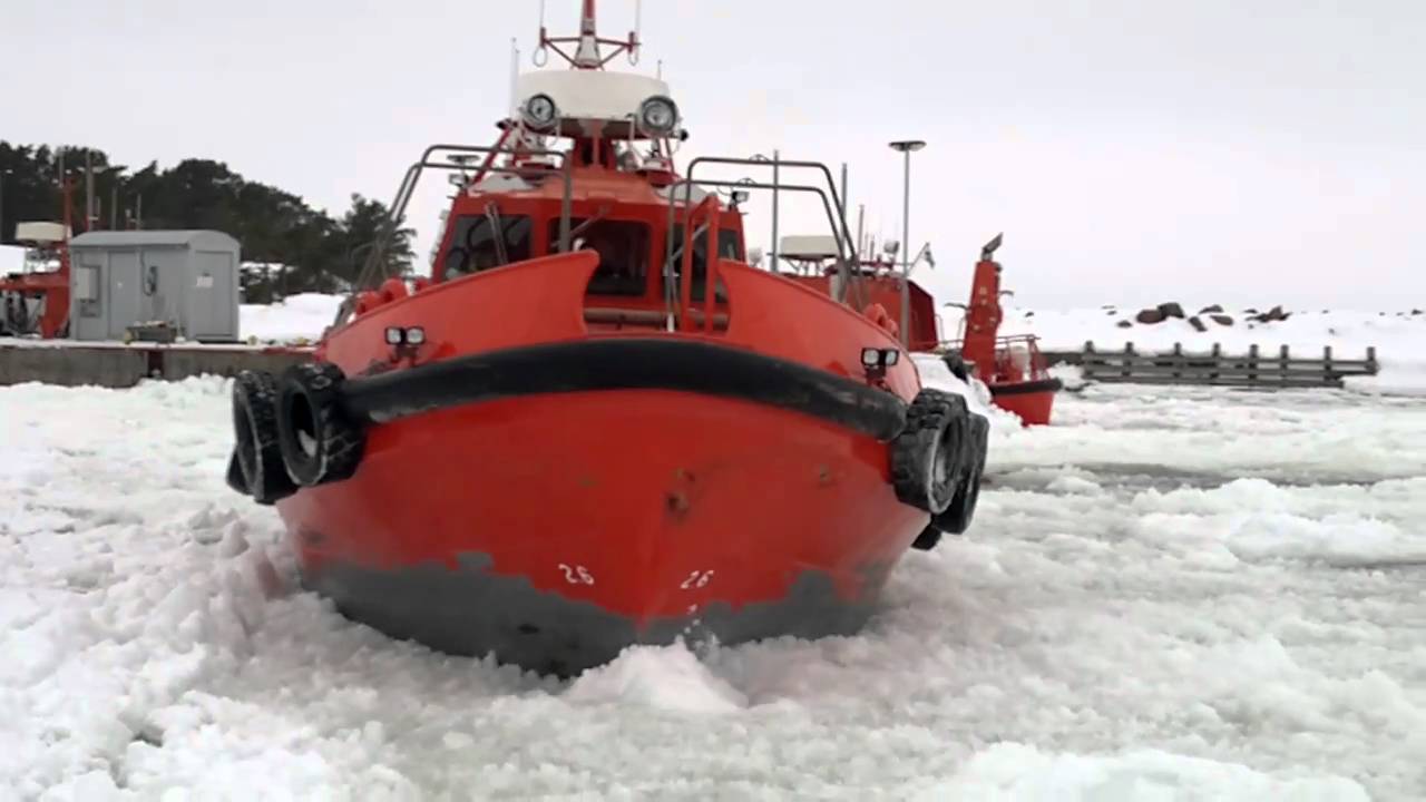 Pilotboat  leaves Orrengrun island in hevy ice (Finland)