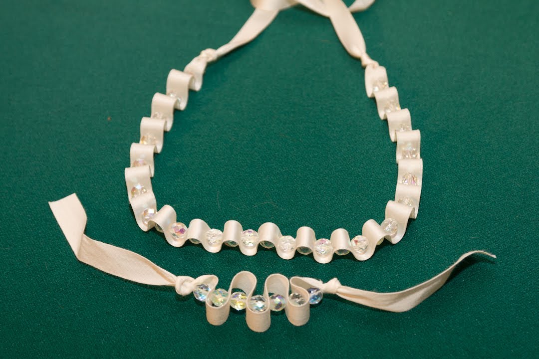 Collar y Pulsera con Perlas, Cintas y Abalorios