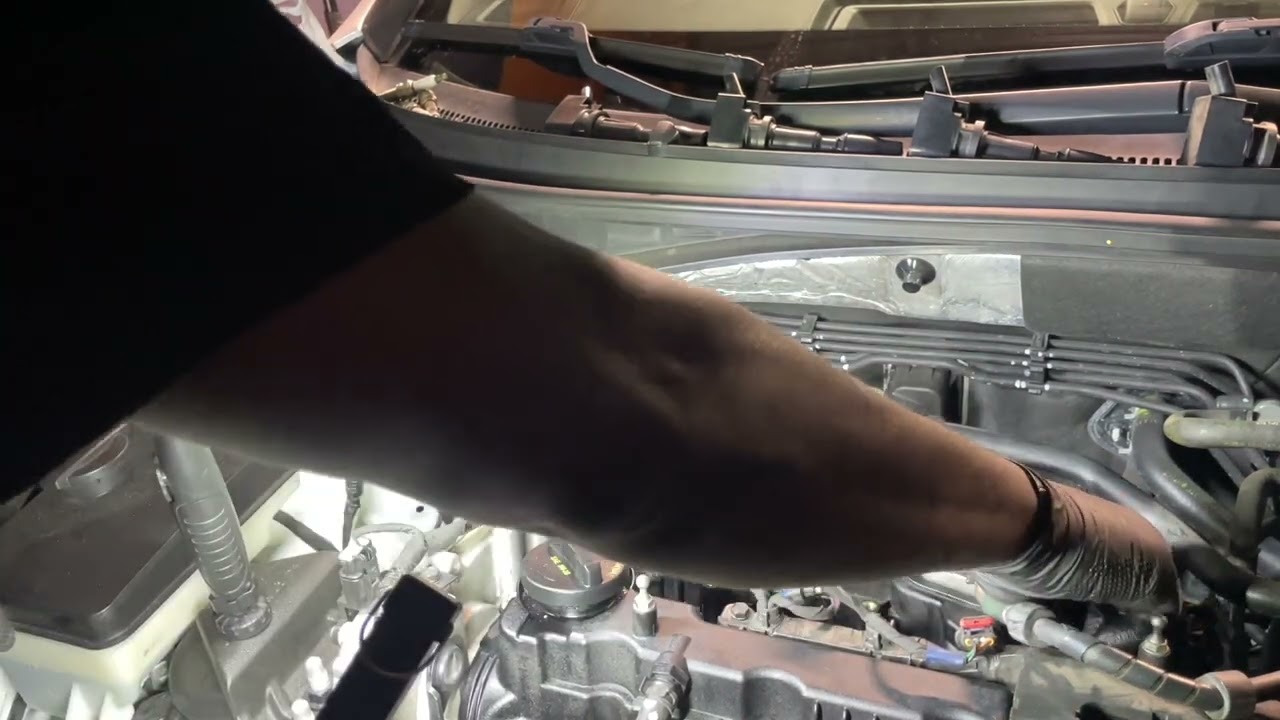 Замена свечей зажигания на Hyundai Sonata 2016 года.
