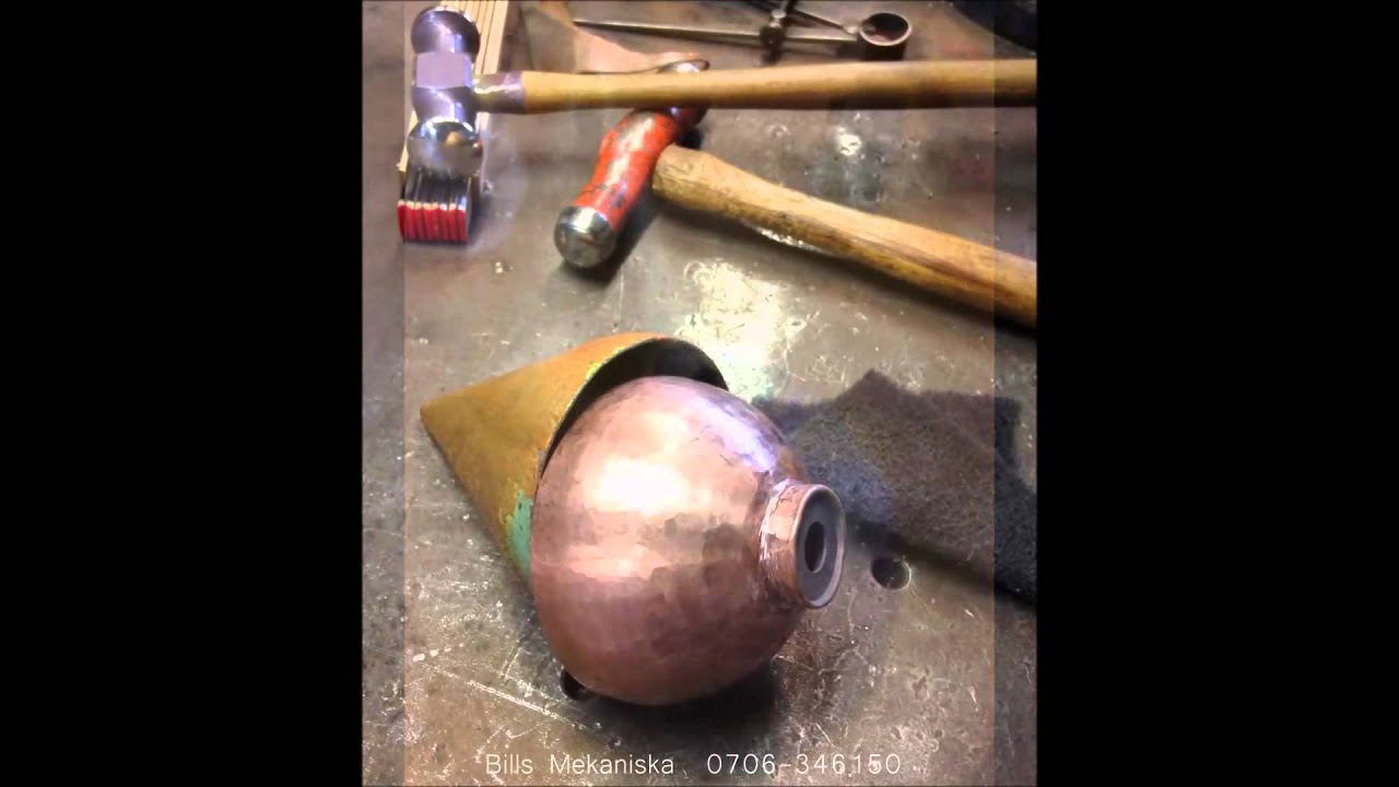 Bearbetning av kopparpl&aring;t med hammare.