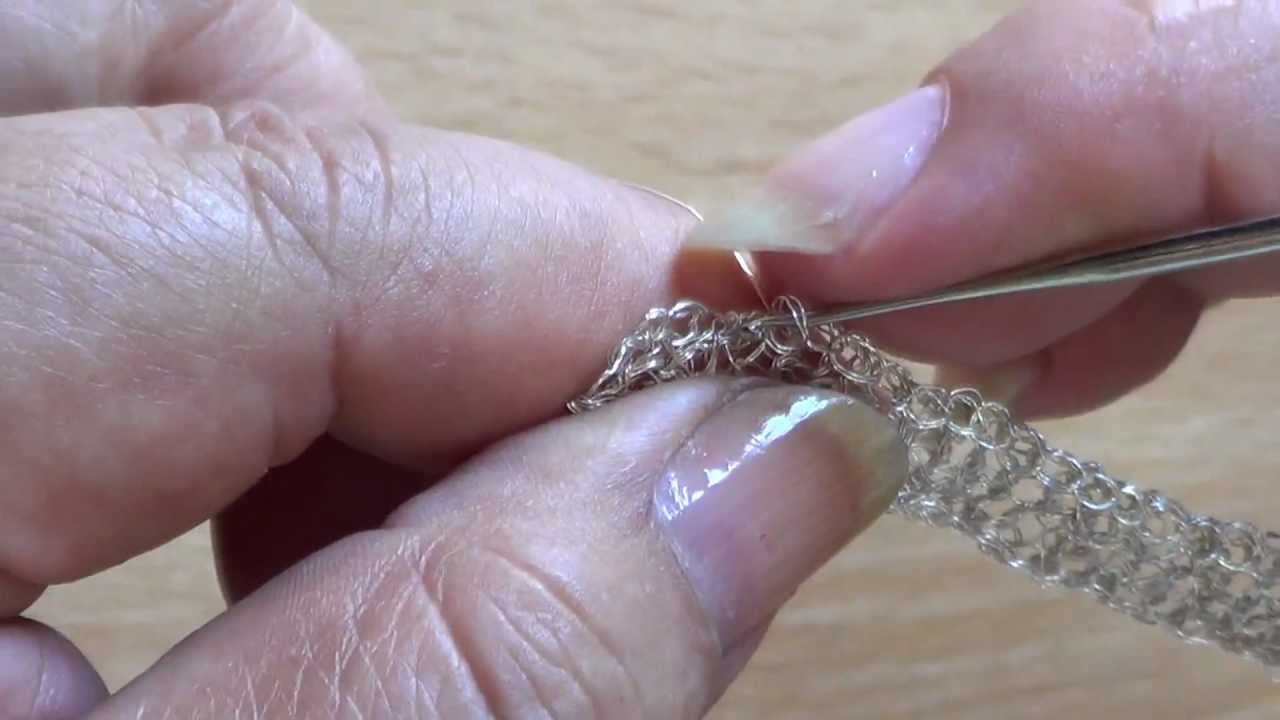 Juana Marina. Anillo tejido en metal a crochet.