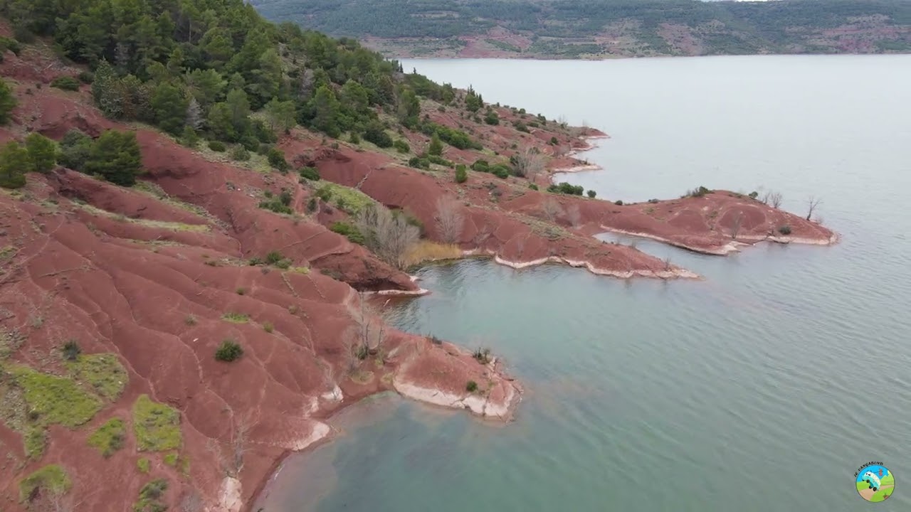 On survole l'incroyable lac du Salagou ! 🤩