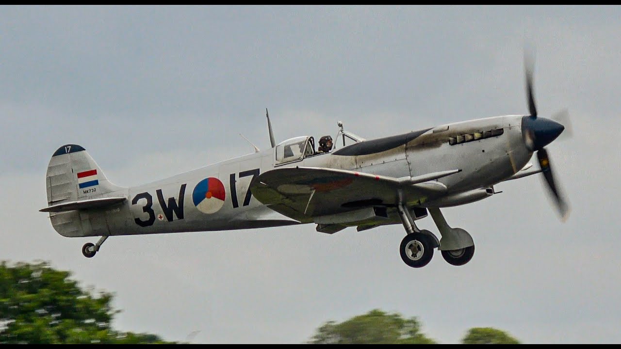 PURE ROLLS ROYCE MERLIN AS THE ICONIC SPITFIRE WALTZES OVER THE SKIES OF RAF COSFORD AIRSHOW 25 - 4K