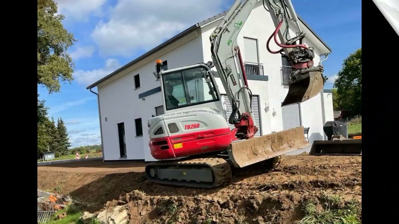 Garten begradigen - Erdarbeiten mit dem Bagger Takeuchi  TB260