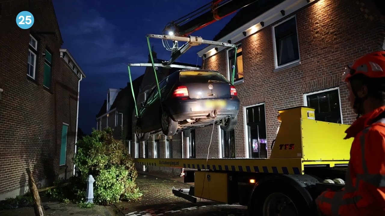 Urk - Auto botst tegen woning in Wijk 3