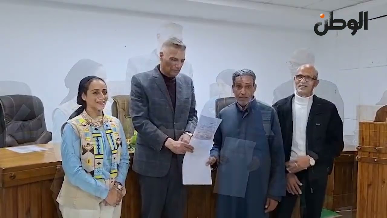 محافظ جنوب سيناء يسلم  20 عقد من عقود التخصيص وتقنيات الأوضاع للمنازل  لأبناء مدينة دهب