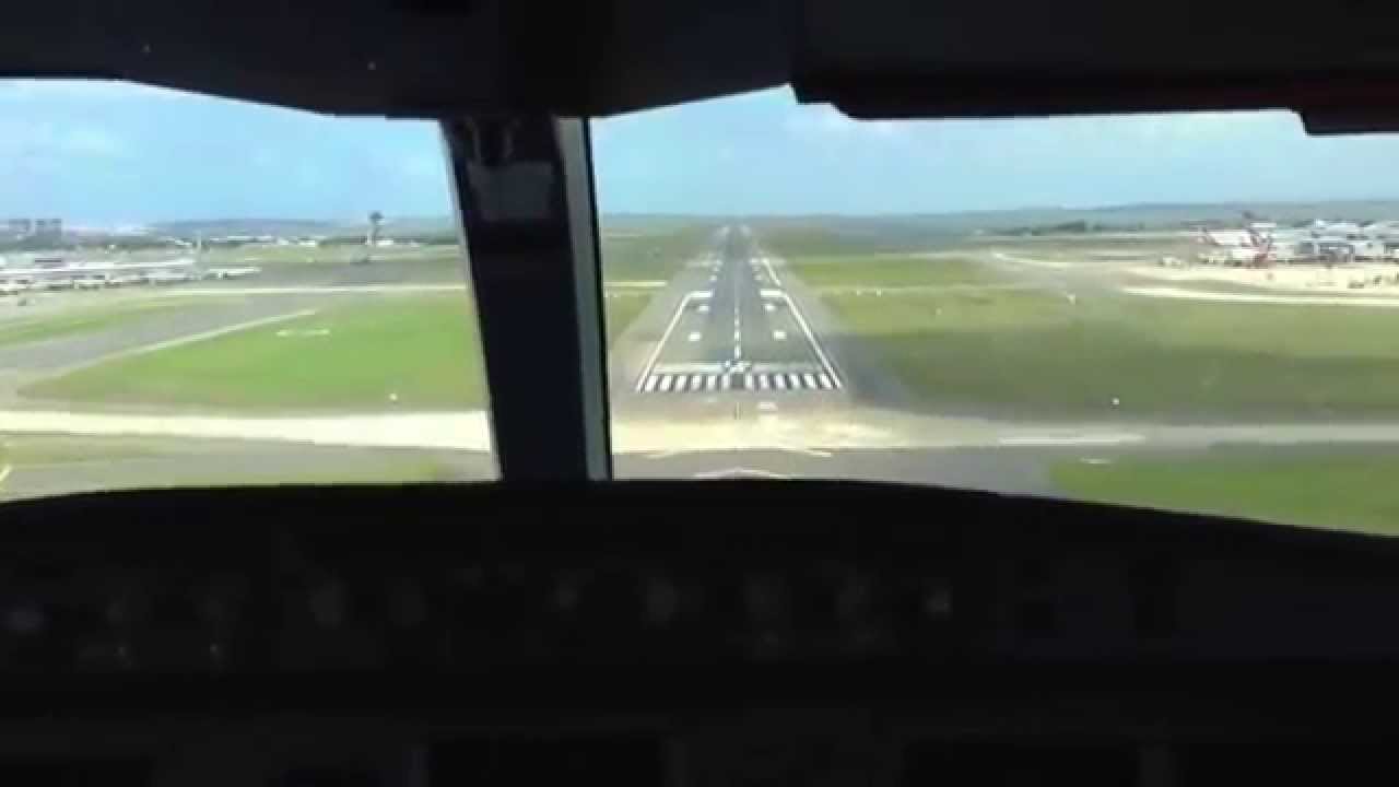 Airbus A330 landing in Sydney (cockpit view)