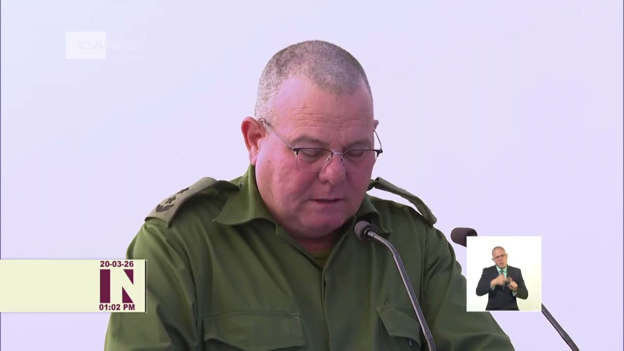 Ministerio de las Fuerzas Armadas Revolucionarias otorga a Silvio Rodríguez réplica de fusil AKM