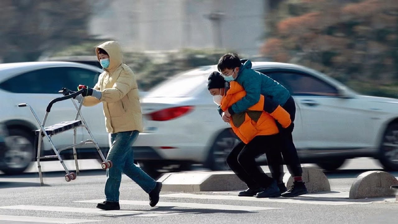 Disabled Man Can’t Cross the Road | Social Experiment 看到行动不便的男生过马路遇到困难，大叔二话没说把他背了起来