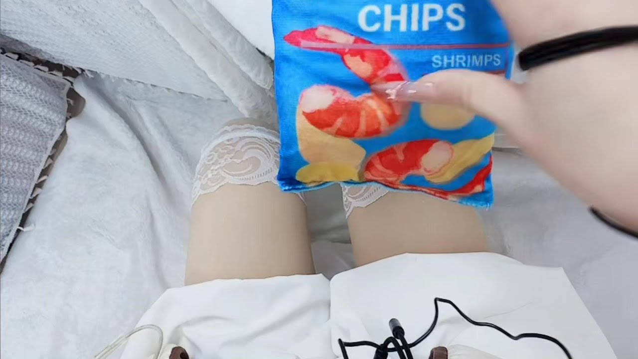 【助眠ASMR】女孩拿着一把小零食，都馋死人了
